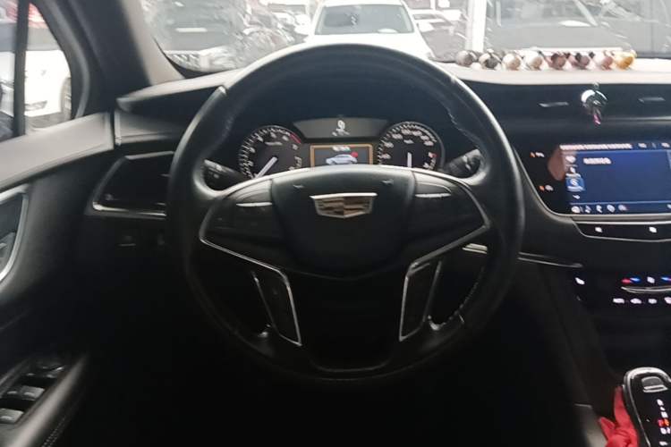 Used Cadillac XT5 2021 28T Luxury Model Steering Wheel
