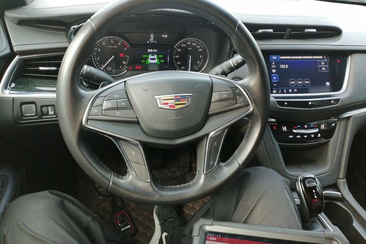 Used Cadillac XT5 2021 28T Luxury Model Steering Wheel