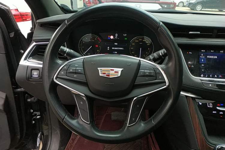 Used Cadillac XT5 2021 28T Luxury Model Steering Wheel