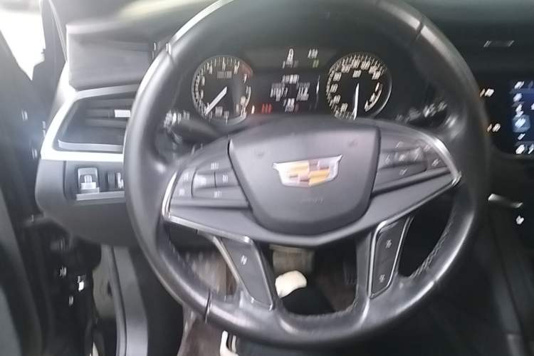 Used Cadillac XT5 2021 28T Luxury Model Steering Wheel
