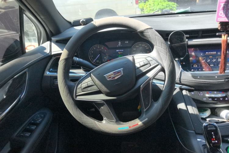 Used Cadillac XT5 2021 28T Luxury Model Steering Wheel