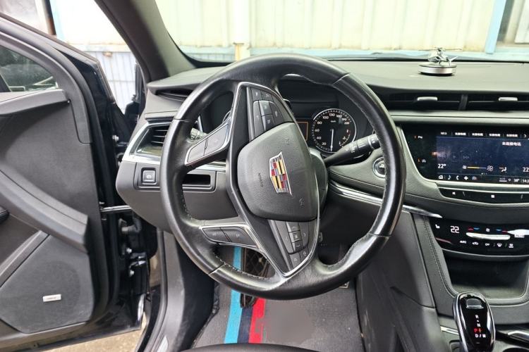 Used Cadillac XT5 2021 28T Luxury Model Steering Wheel
