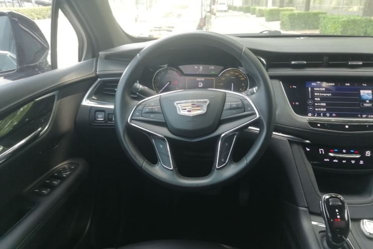 Used Cadillac XT5 2021 28T Luxury Model Steering Wheel