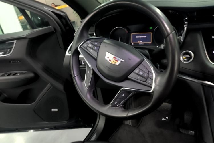 Used Cadillac XT5 2021 28T Luxury Model Steering Wheel
