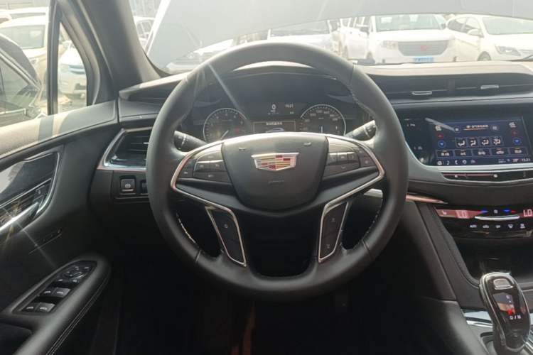 Used Cadillac XT5 2021 28T Luxury Model Steering Wheel