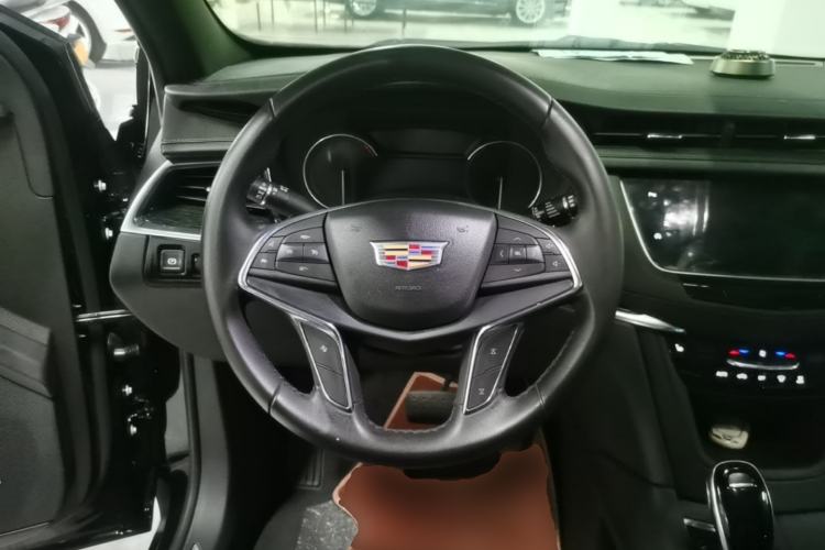 Used Cadillac XT5 2021 28T Luxury Model Steering Wheel