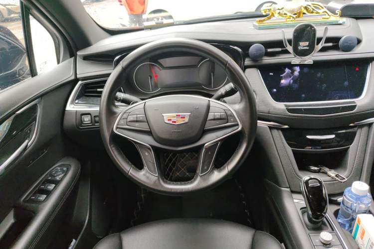 Used Cadillac XT5 2021 28T Luxury Model Steering Wheel