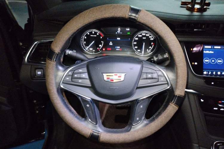Used Cadillac XT5 2021 28T Luxury Model Steering Wheel