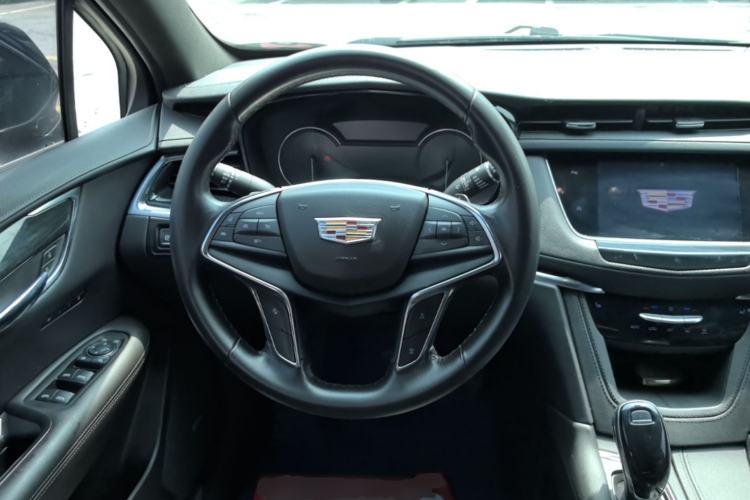 Used Cadillac XT5 2021 28T Luxury Model Steering Wheel