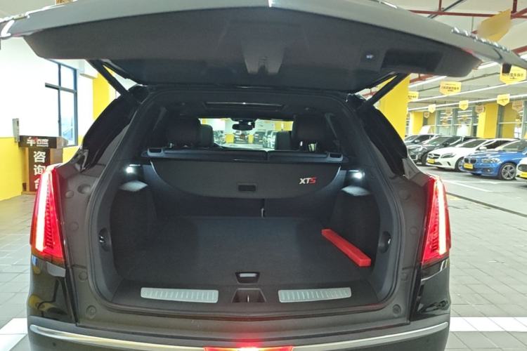 Used Cadillac XT5 2021 28T Luxury Model Trunk