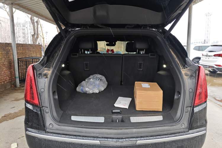 Used Cadillac XT5 2021 28T Luxury Model Trunk