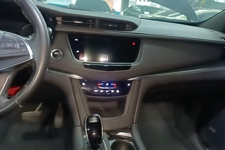 Used Cadillac XT5 2021 2.0T Two-Wheel Drive Luxury Version Audio And AC Panel