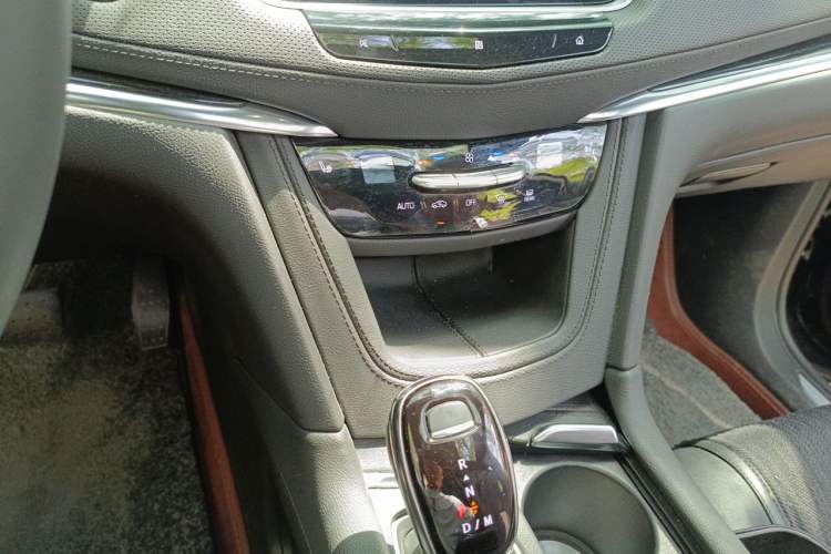 Used Cadillac XT5 2021 2.0T Two-Wheel Drive Luxury Version Audio And AC Panel