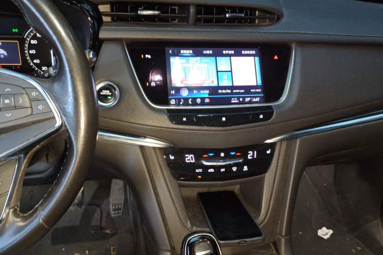Used Cadillac XT5 2021 2.0T Two-Wheel Drive Luxury Version Audio And AC Panel