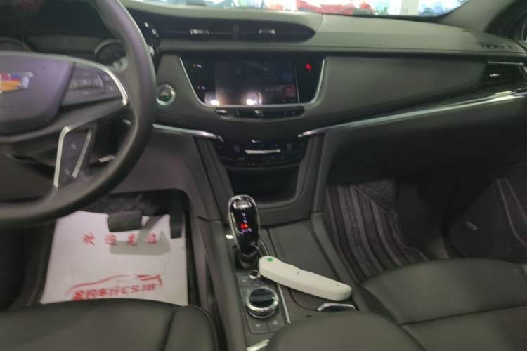 Used Cadillac XT5 2021 2.0T Two-Wheel Drive Luxury Version Audio And AC Panel