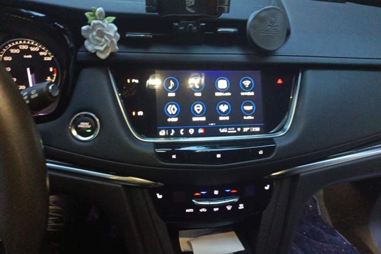 Used Cadillac XT5 2021 2.0T Two-Wheel Drive Luxury Version Audio And AC Panel