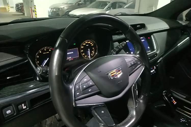 Used Cadillac XT5 2021 28T Luxury Model Center Console