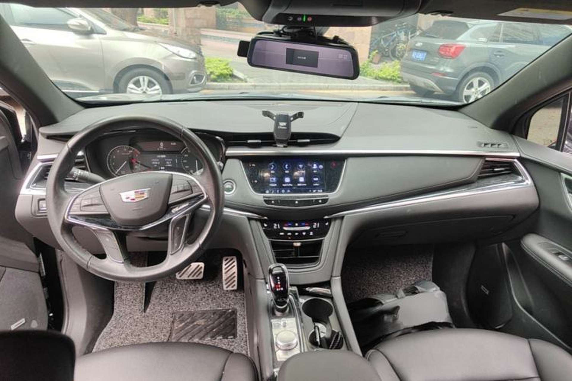 Used Cadillac XT5 2021 28T Luxury Model Center Console