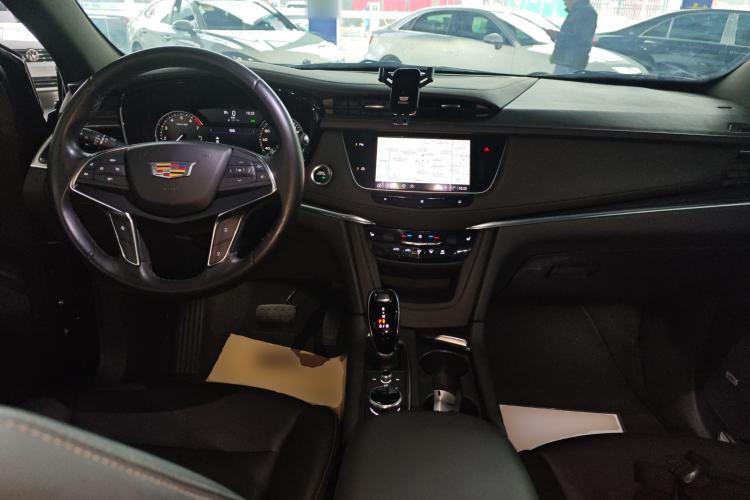 Used Cadillac XT5 2021 28T Luxury Model Center Console