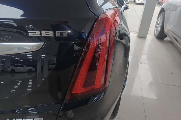 Used Cadillac XT5 2021 28T Luxury Model Exterior 3