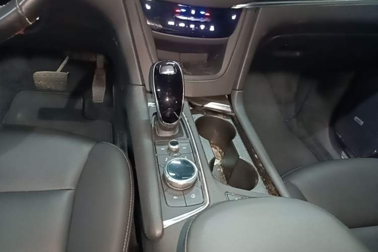 Used Cadillac XT5 2021 2.0T Two-Wheel Drive Luxury Version Gear Lever