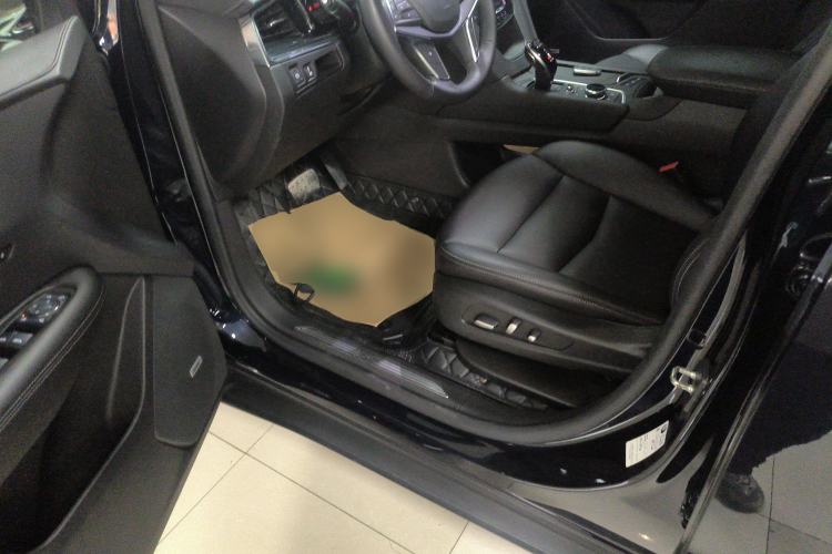 Used Cadillac XT5 2021 28T Luxury Model Interior 3