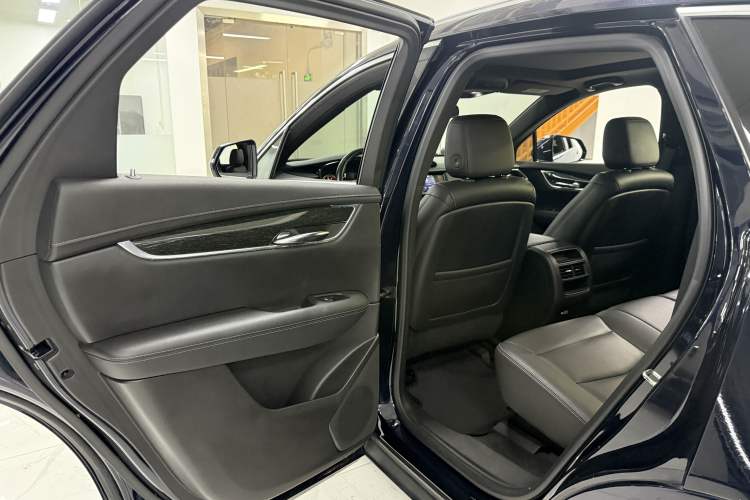 Used Cadillac XT5 2021 28T Luxury Model Interior 3