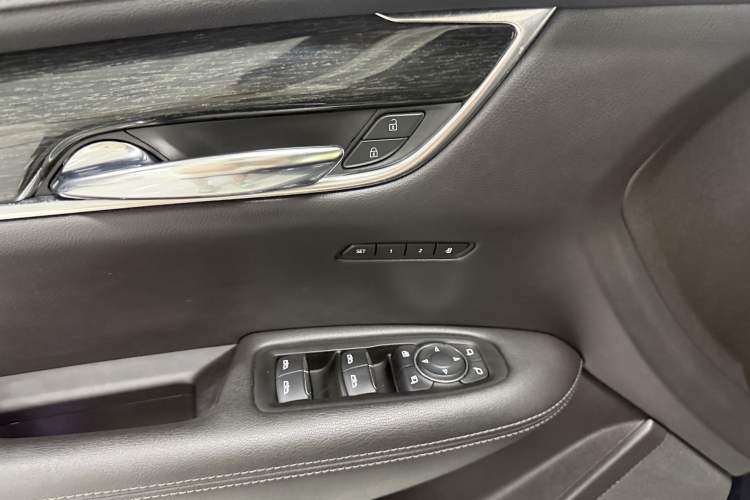 Used Cadillac XT5 2021 28T Luxury Model Interior 6