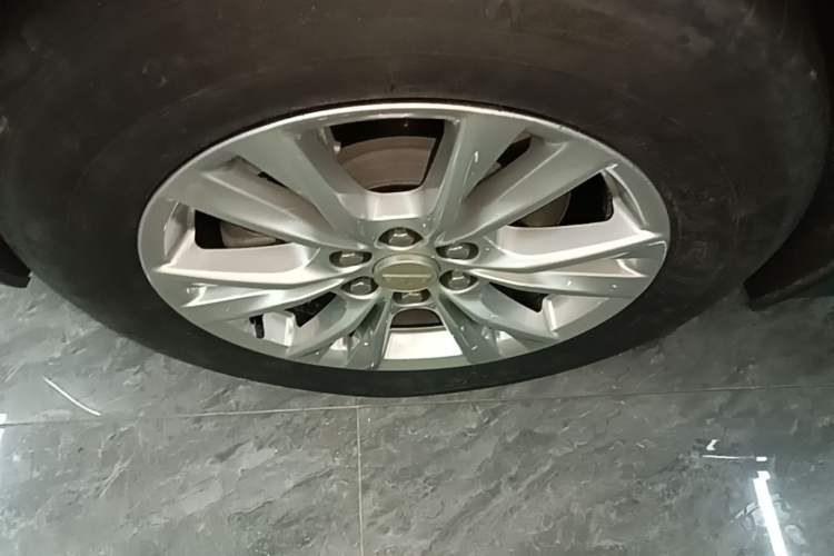 Used Cadillac XT5 2021 2.0T Two-Wheel Drive Luxury Version Left Front Wheel Hub