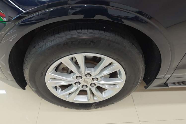Used Cadillac XT5 2021 28T Tech Edition Left Front Wheel Hub