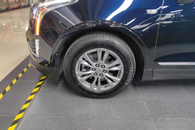 Used Cadillac XT5 2021 2.0T Two-Wheel Drive Luxury Version Left Front Wheel Hub