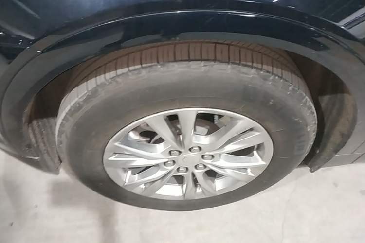 Used Cadillac XT5 2021 28T Luxury Model Left Front Wheel Hub