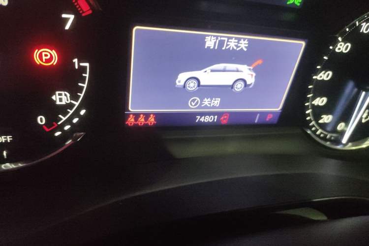 Used Cadillac XT5 2021 28T Luxury Model Odometer Close Up