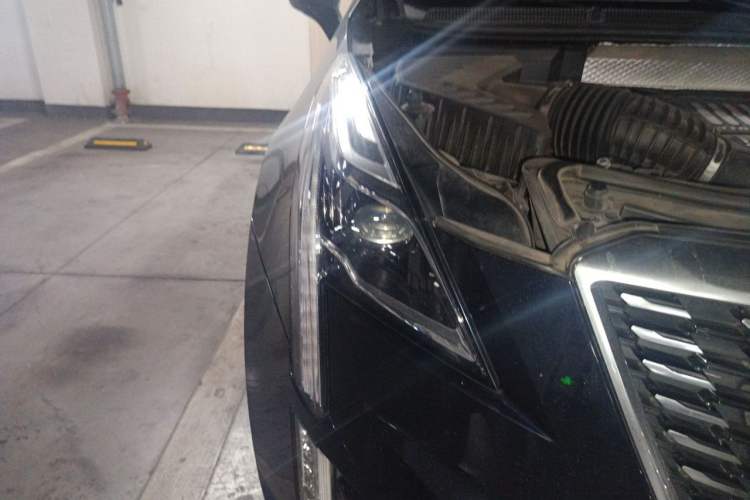 Used Cadillac XT5 2021 28T Four-Wheel Drive Luxury Version Right Front Headlight