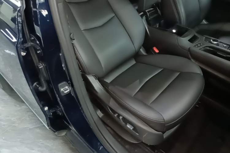 Used Cadillac XT5 2021 2.0T Two-Wheel Drive Luxury Version Right Front Seat