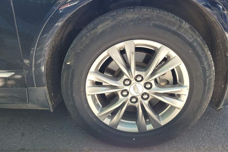 Used Cadillac XT5 2021 28T Four-Wheel Drive Luxury Version Right Front Wheel Hub