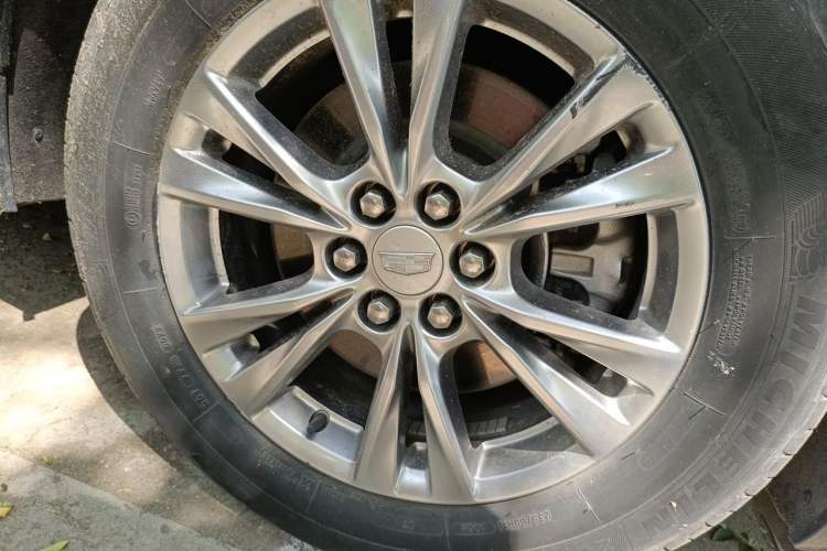 Used Cadillac XT5 2021 2.0T Two-Wheel Drive Luxury Version Right Front Wheel Hub