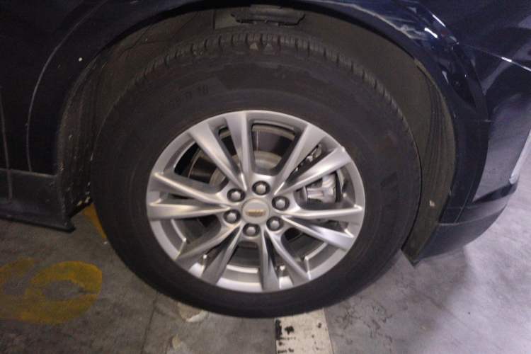 Used Cadillac XT5 2021 2.0T Two-Wheel Drive Luxury Version Right Front Wheel Hub