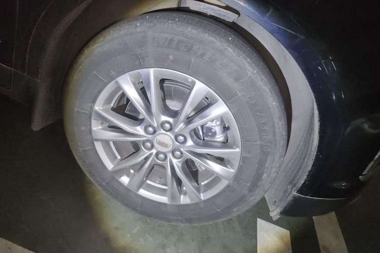 Used Cadillac XT5 2021 28T Luxury Model Right Front Wheel Hub