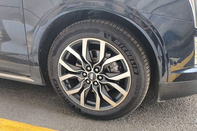 Used Cadillac XT5 2021 28T Four-Wheel Drive Platinum Sport Edition Right Front Wheel Hub