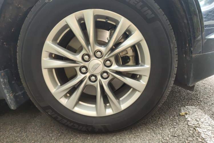 Used Cadillac XT5 2021 28T Luxury Model Right Front Wheel Hub