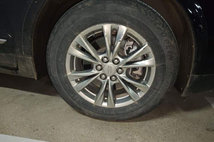 Used Cadillac XT5 2021 28T Luxury Model Right Front Wheel Hub