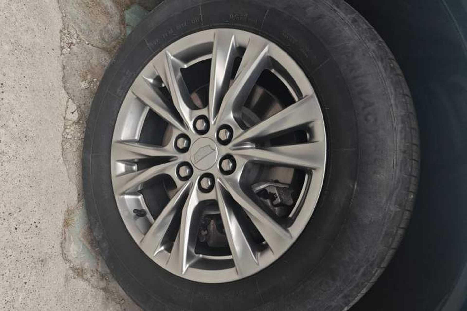 Used Cadillac XT5 2021 2.0T Four-Wheel Drive Luxury Version Right Front Wheel Hub