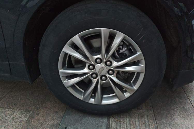 Used Cadillac XT5 2021 2.0T Two-Wheel Drive Luxury Version Right Front Wheel Hub