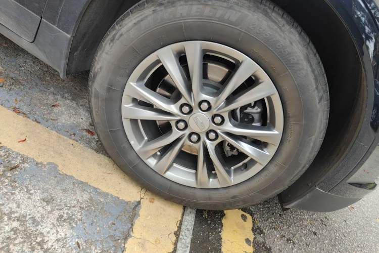 Used Cadillac XT5 2021 28T Luxury Model Right Front Wheel Hub