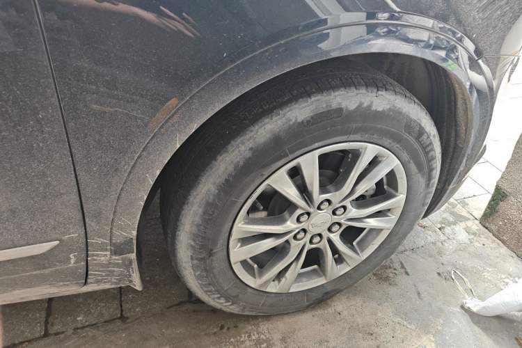 Used Cadillac XT5 2021 28T Luxury Model Right Front Wheel Hub