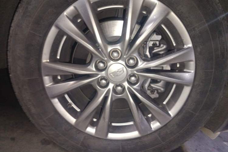 Used Cadillac XT5 2021 28T Four-Wheel Drive Luxury Version Right Front Wheel Hub