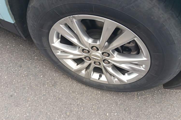 Used Cadillac XT5 2021 2.0T Two-Wheel Drive Luxury Version Right Front Wheel Hub