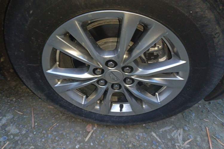 Used Cadillac XT5 2021 2.0T Two-Wheel Drive Luxury Version Right Front Wheel Hub