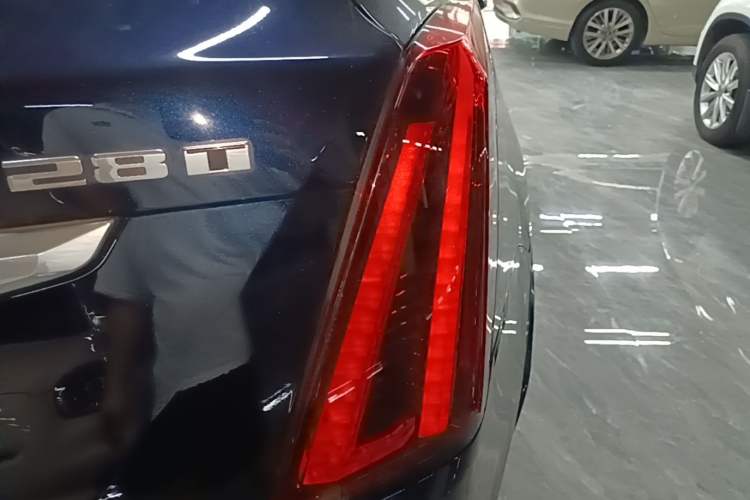 Used Cadillac XT5 2021 2.0T Two-Wheel Drive Luxury Version Right Rear Taillight